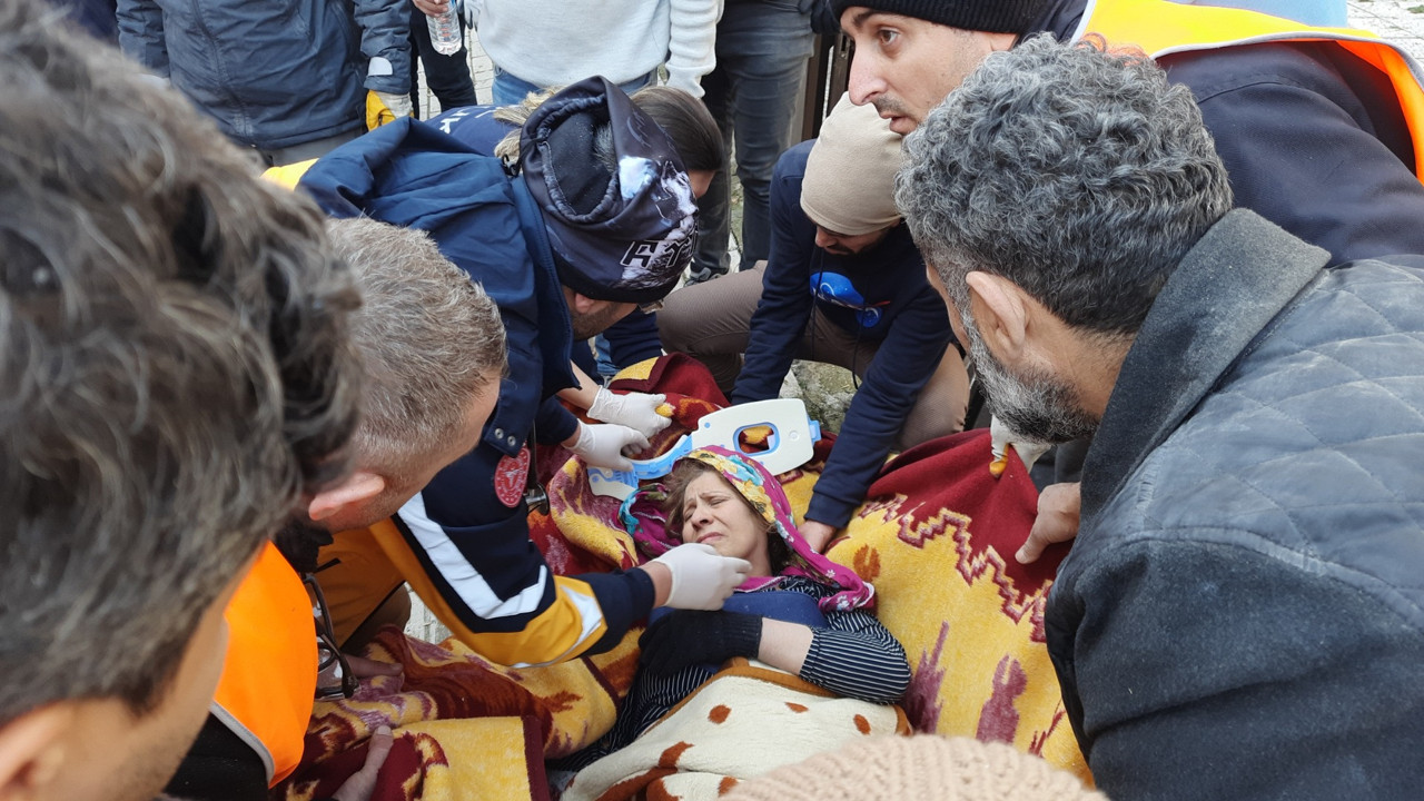 Enkaz altında kalan iki komşu kurtarıldı