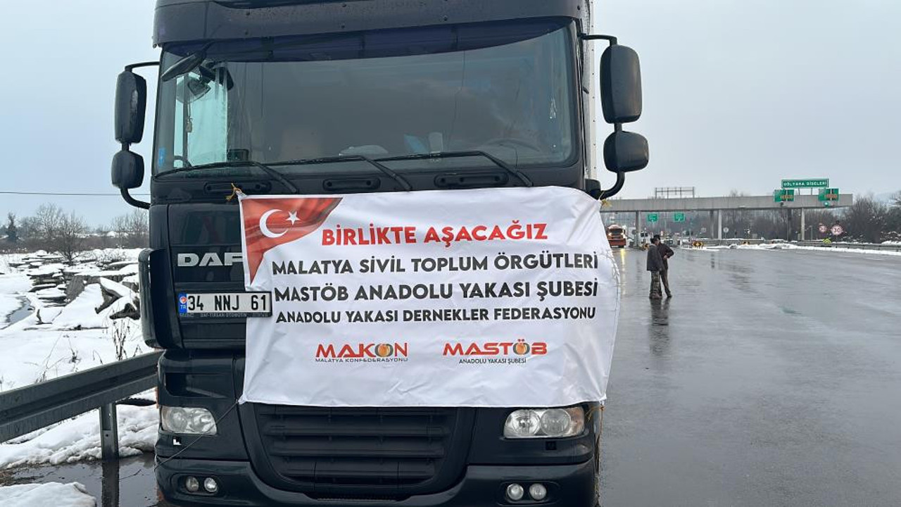 Deprem bölgesine yardım götüren tır sürücüsü hayatını kaybetti