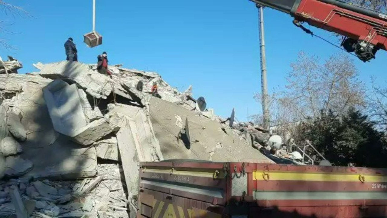 Vinçle Kur’an kursunun kasasını ‘kurtardılar’. İnsanlar enkaz altında yardım beklerken