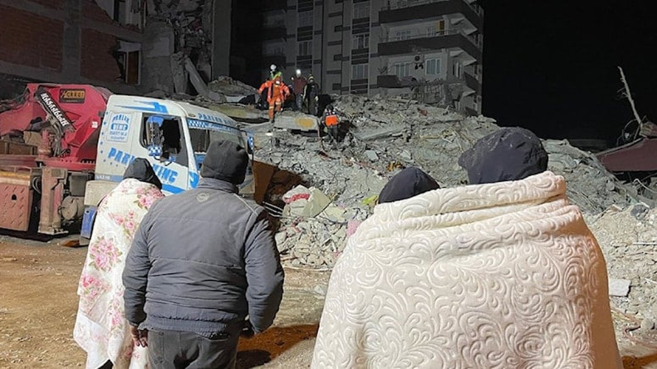 Sağlık meslek örgütleri: Enkaz altında hipotermiden ölenler var