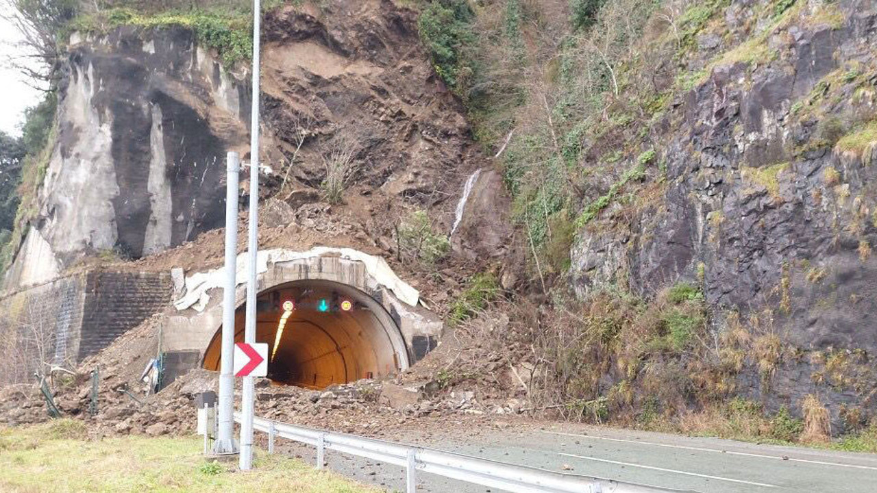 Karadeniz Sahil Yolu Hopa-Kemalpaşa arasında heyelan sonucu kapandı