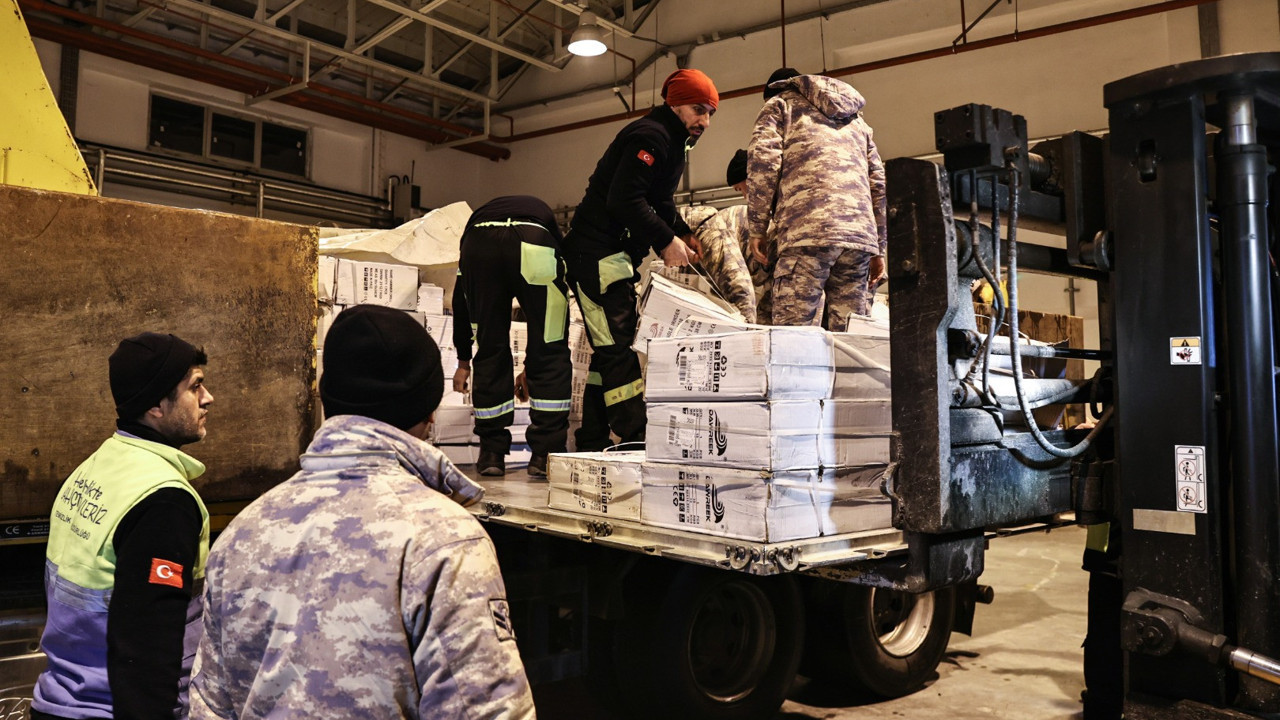 Deprem bölgesinde kullanılacak inşaat malzemeleri deprem bölgesine gönderildi