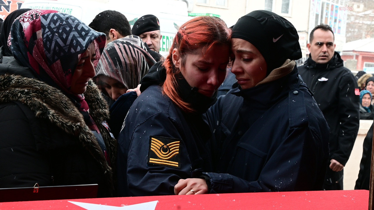 Hatay'da depremde çöken evin enkazının altında kalan astsubay ve annesi yozgat'ta toprağa verildi
