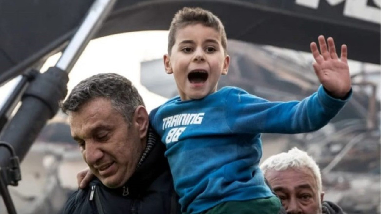 Yunan adaları Sisam, Sakız, Kos, Midilli ve Sakız'dan Türklere büyük destek. Yardım seferberliğine girdiler. Ada gazeteleri bakın hangi başlıkla çıktı