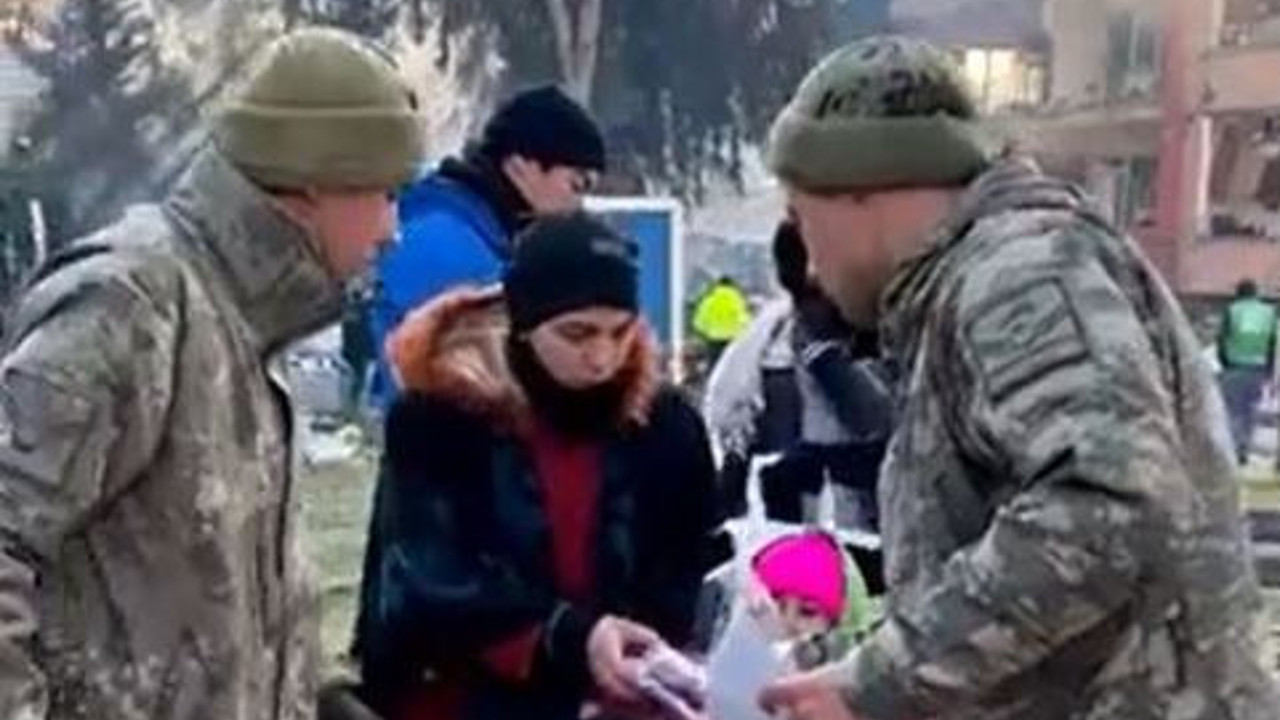Depremzede askerlerin çorap yardımını ''bu çok'' diyerek ihtiyacı kadar aldı