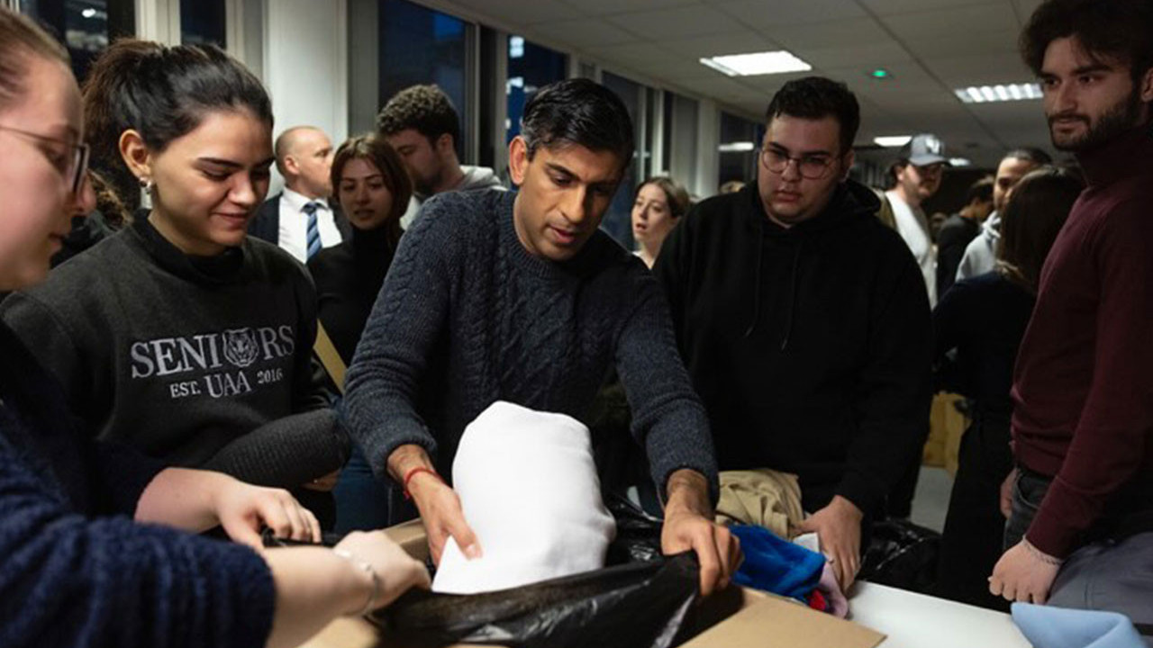 Türk öğrencilerle depremzedelere yardım malzemesi paketledi. Bravo İngiltere Başbakanına