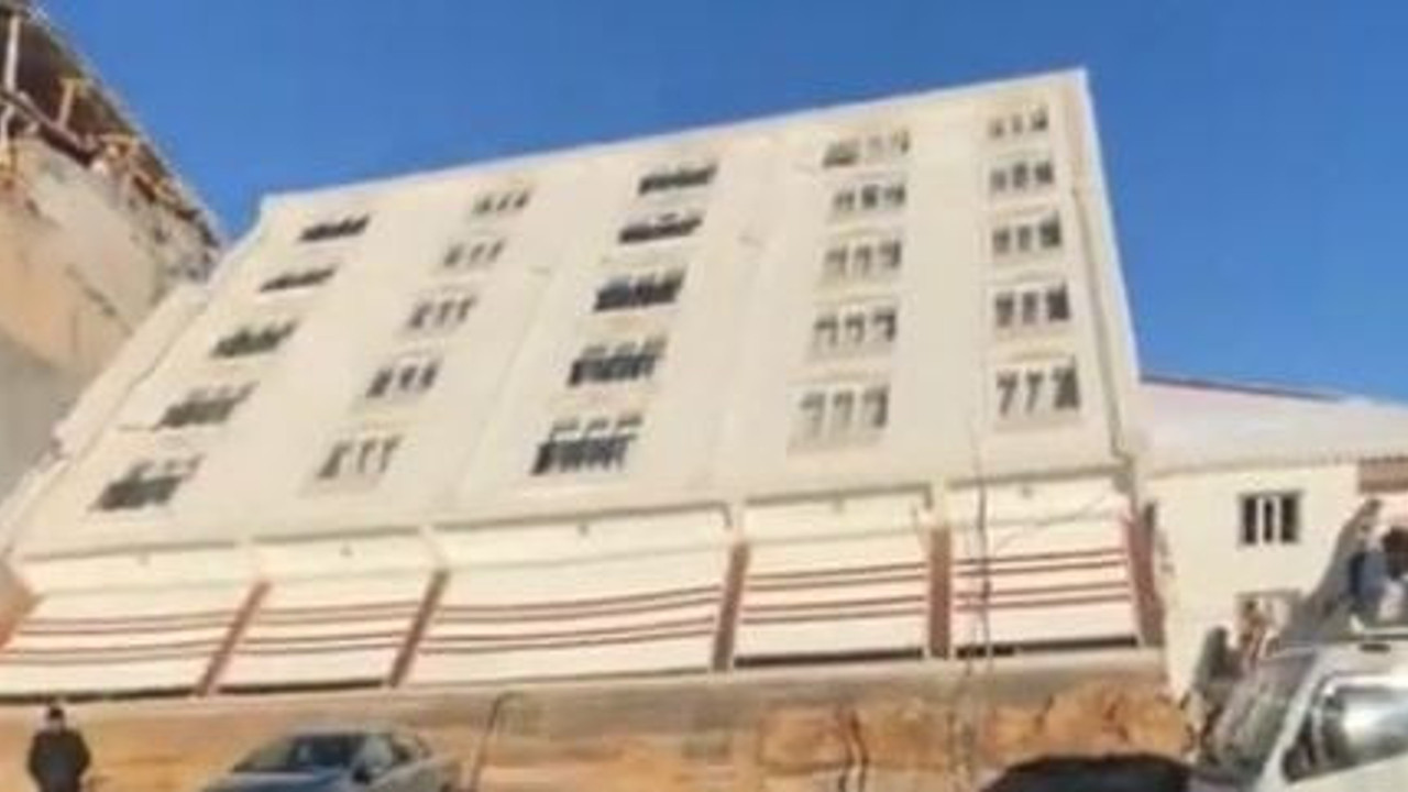 İnanılır gibi değil. Bina yan yattı camları bile kırılmadı