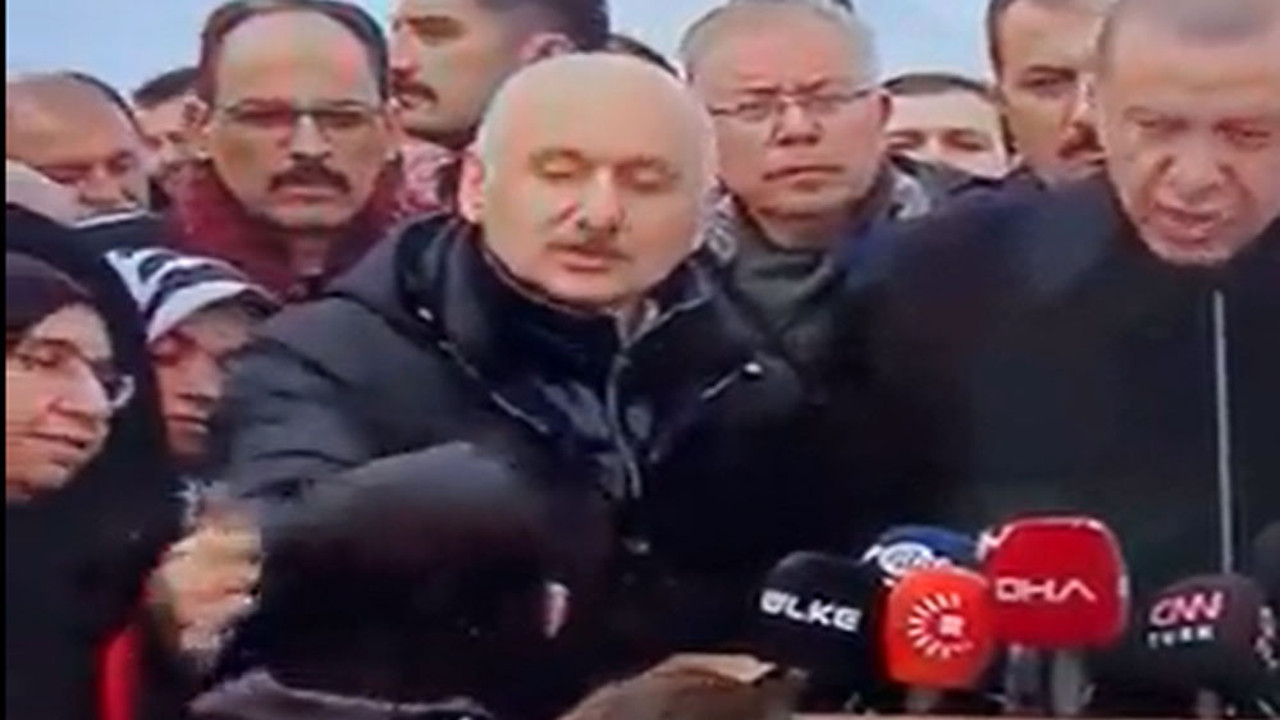 Erdoğan konuşurken Ulaştırma Bakanı üşüyen çocuğun kapüşon ve beresini çıkardı