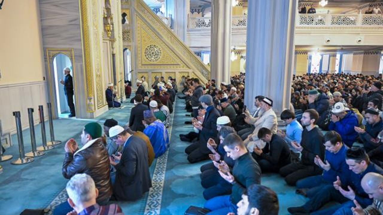 Depremzedeler için Rusya'daki camilerde dua edildi