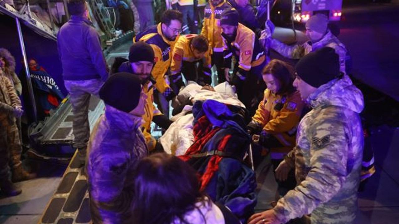 Depremde yaralanan 47 kişi askeri uçakla İstanbul'a getirildi