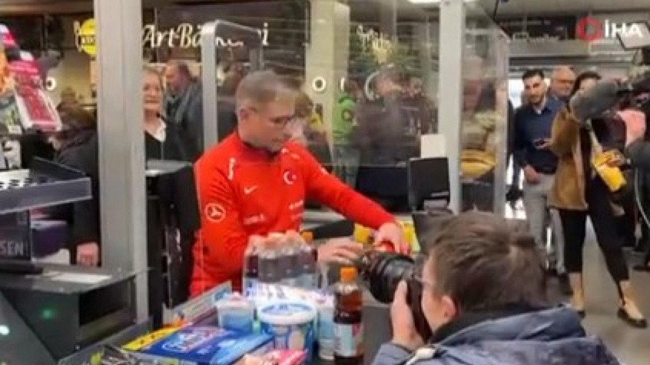 Stefan Kuntz kasiyerlik yaptı. Elde edilen gelir depremzedelere bağışlanacak