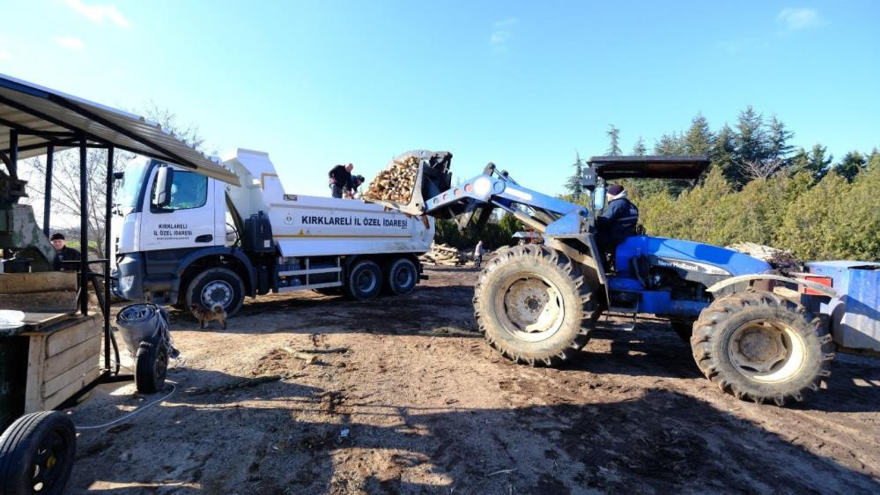 Köylülerden deprem bölgesine odun desteği