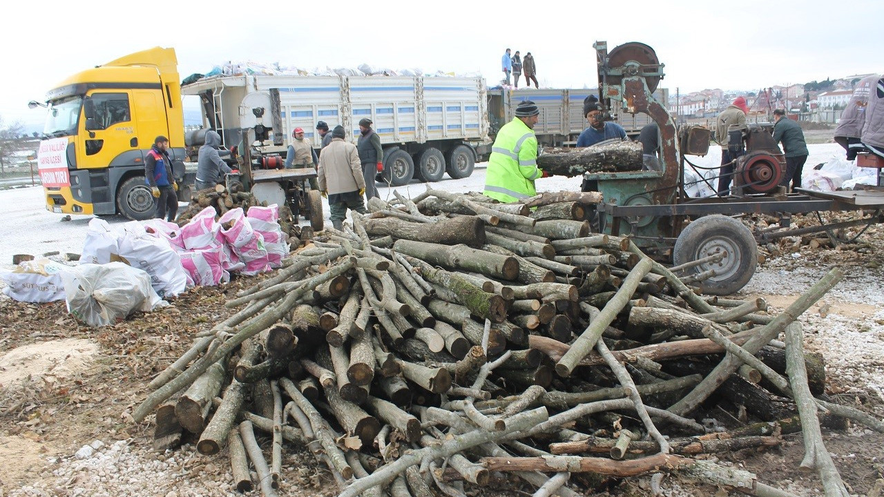 Manyas’tan depremzedelere yakacak yardımı