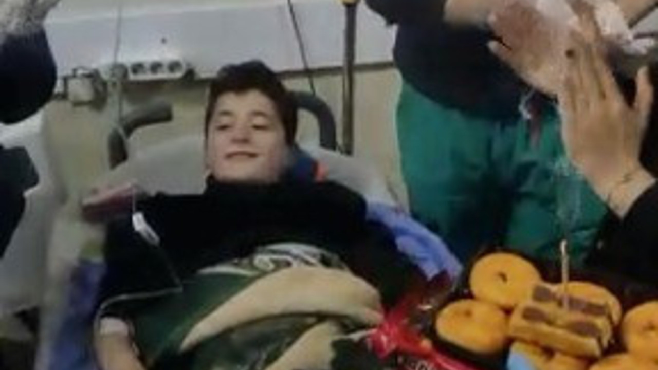 114 saat sonra doğum gününde kurtarıldı