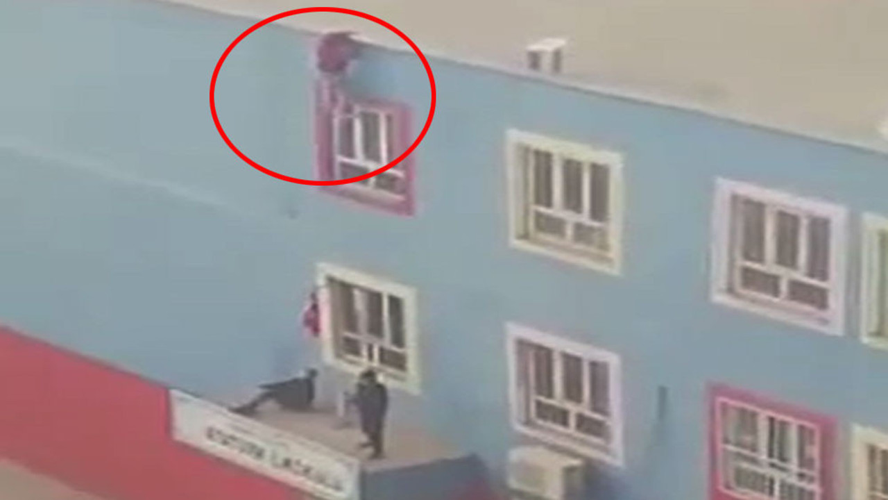 Pencereden tutunarak metrelerce yüksekten indi. Olaya ilişkin soruşturma başlatıldı