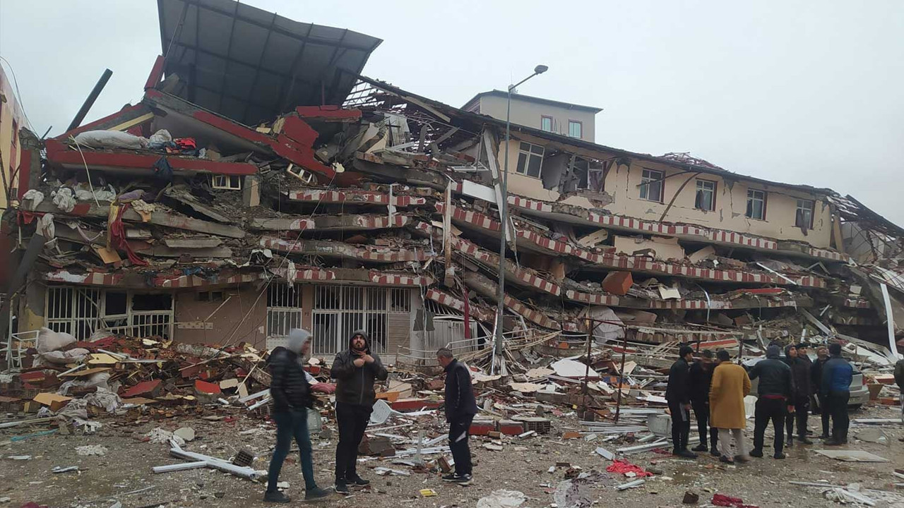 İnsanlar can derdinde Avrupa mülteci anlaşması peşinde. Depremden etkilenen Suriyelilerin Türkiye'de kalmasını istediler