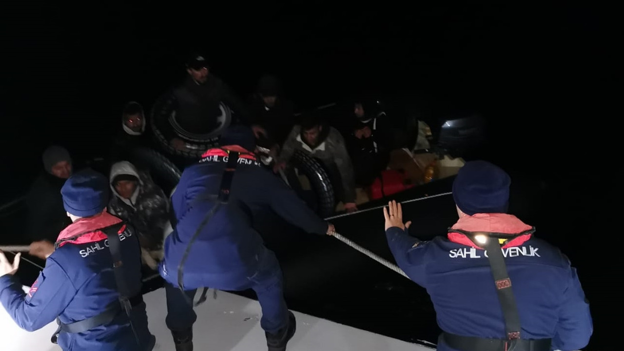Bodrum açıklarında sürüklenen lastik bottaki 9 göçmen kurtarıldı