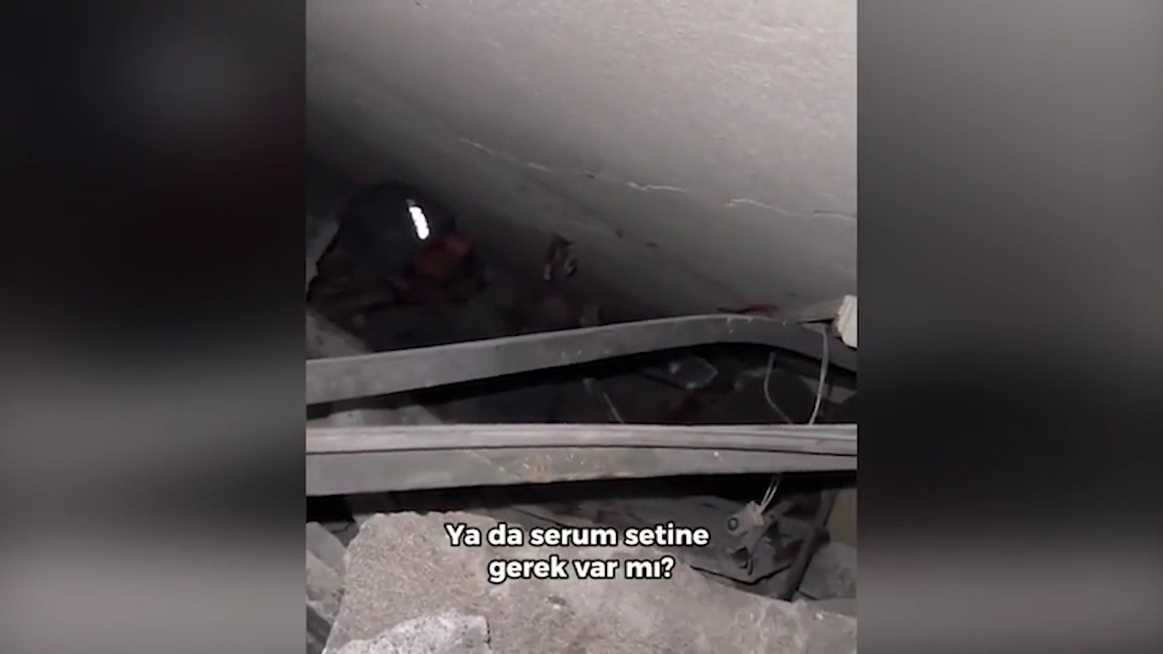 Enkaz atındaki depremzede ile kurtarma görevlisinin arasındaki ilginç diyalog 'Serum setine gerek var mı'- 'Var var' "Yap la'