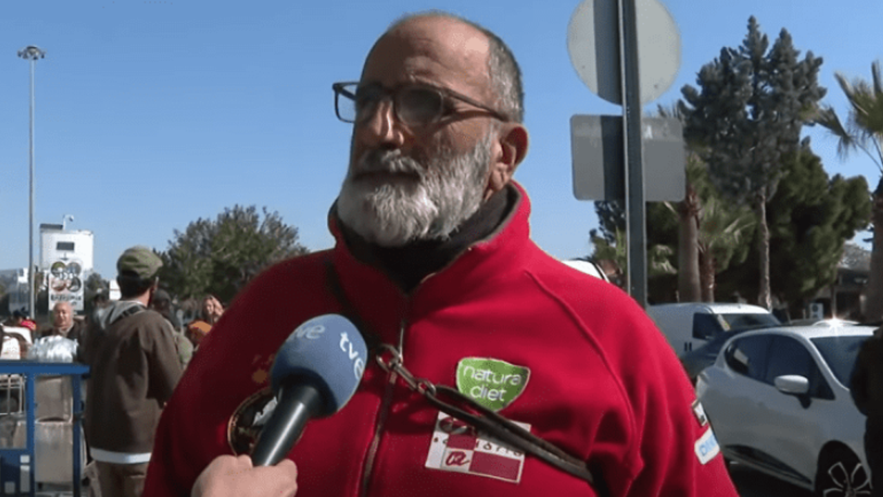 İspanyol ve Slovak kurtarma ekipleri zehir zemberek suçlama yapıp gittiler. “Türk hükümeti enkazlara iş makineleriyle girme kararı aldı; bunun parçası olamayız”