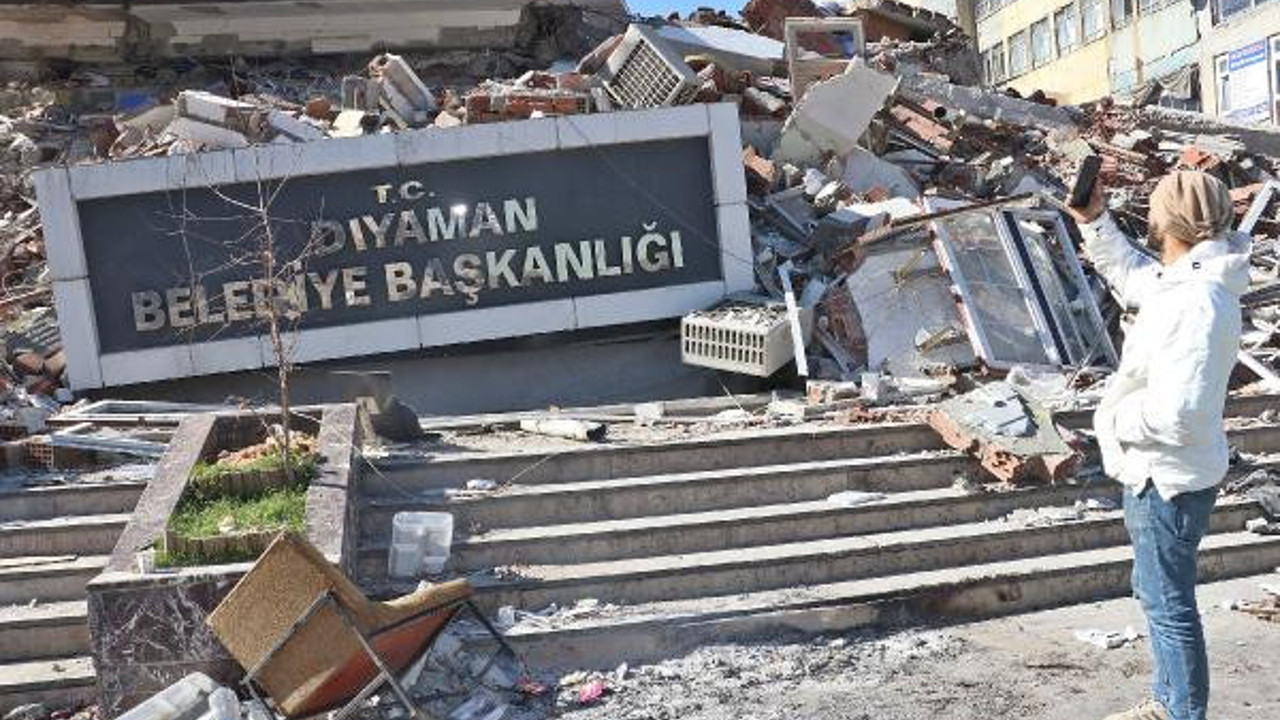 Belediye binası yıkıldı karşı binanın camları bile kırılmadı