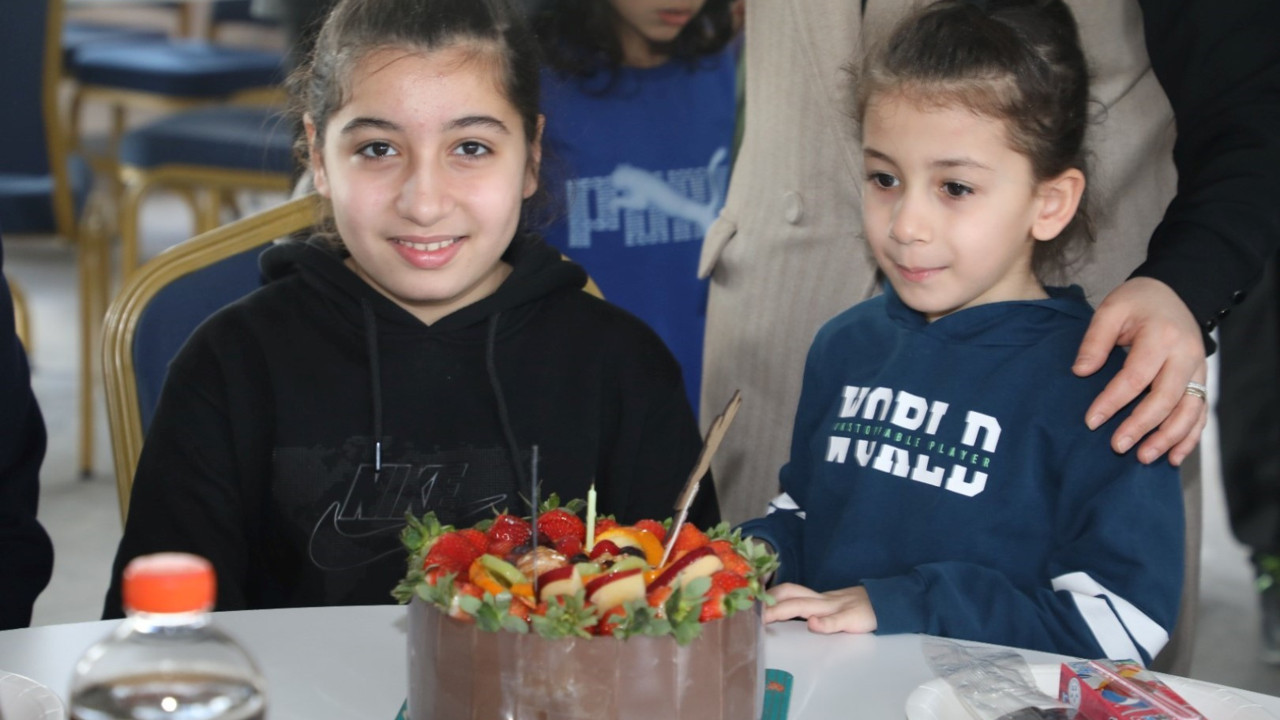 Depremzede Yağmur’a doğum günü sürprizi