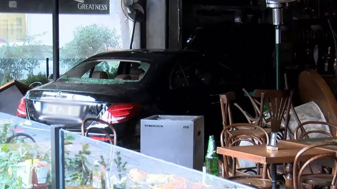 Kadıköy'de faciaya ramak kaldı. Lüks otomobil restorana daldı