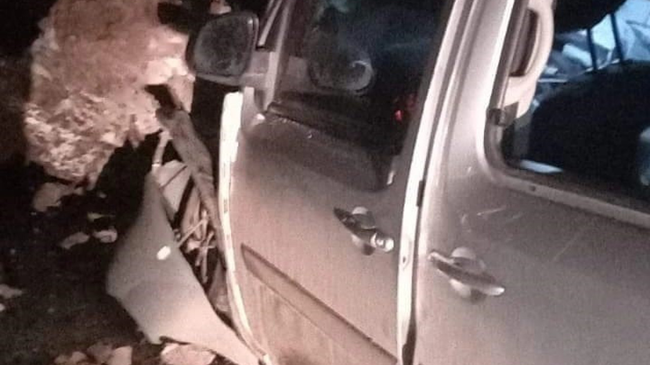 Yamaçtan kopan dev kaya otomobilin üzerine düştü