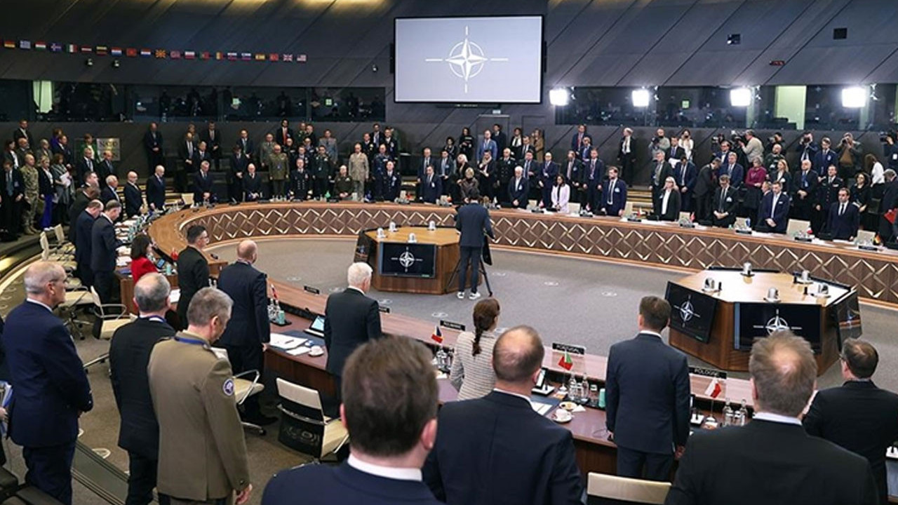 NATO toplantısı, Türkiye için saygı duruşuyla açıldı