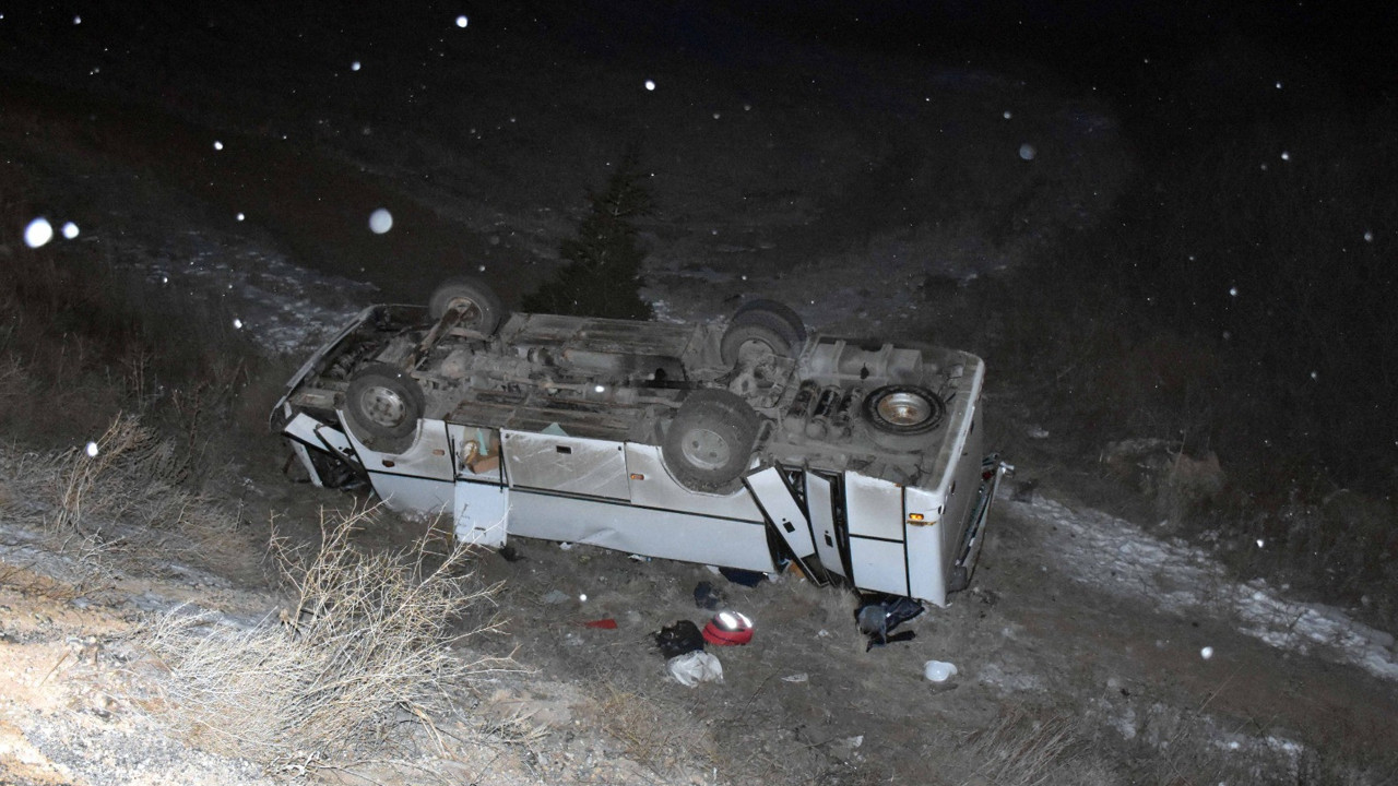 Depremden dönen ekibinin midibüsü devrildi 13 yaralı