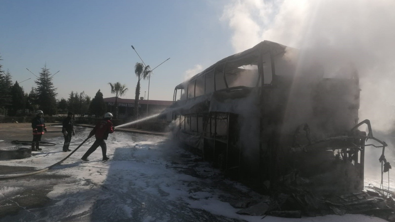 Park halindeki yolcu otobüsü yandı