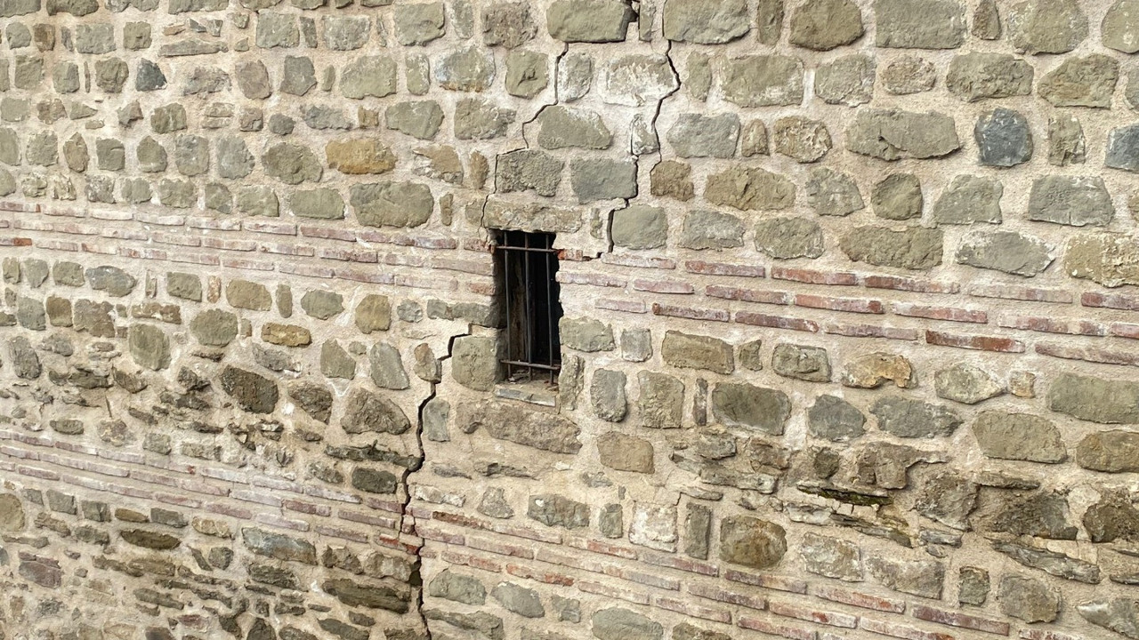 Kahramanmaraş'taki deprem Kastamonu'daki hanın duvarlarını çatlattı