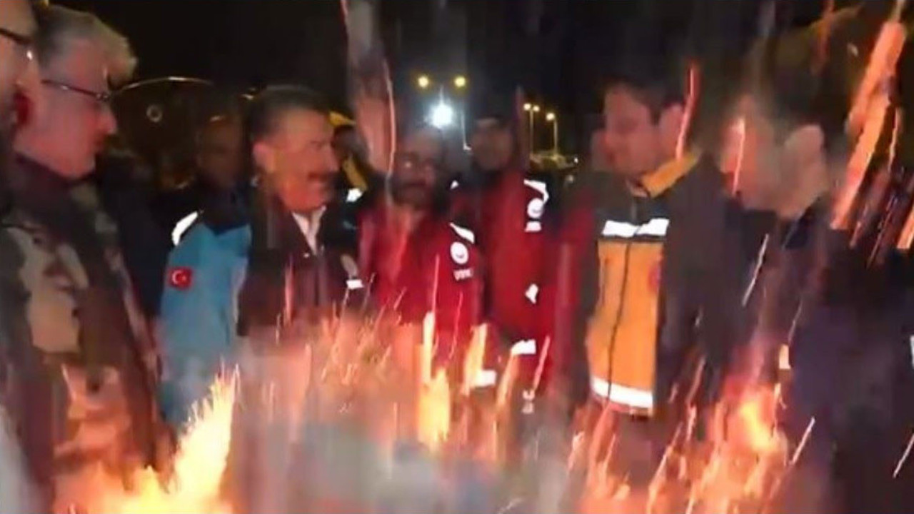 Sağlık Bakanı'nın deprem bölgesinde korku dolu anları. Bir anda yanında patladı