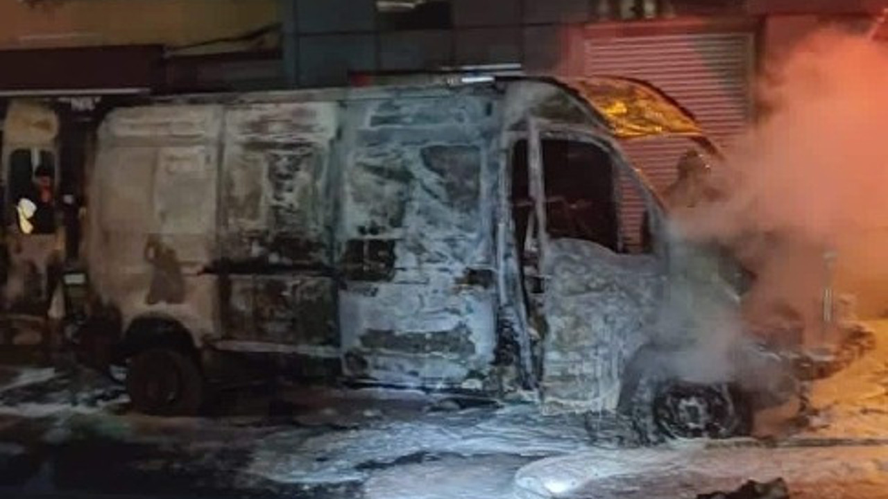 Küçükçekmece’de park halindeki araç alev topuna döndü (16 Şubat 2023)