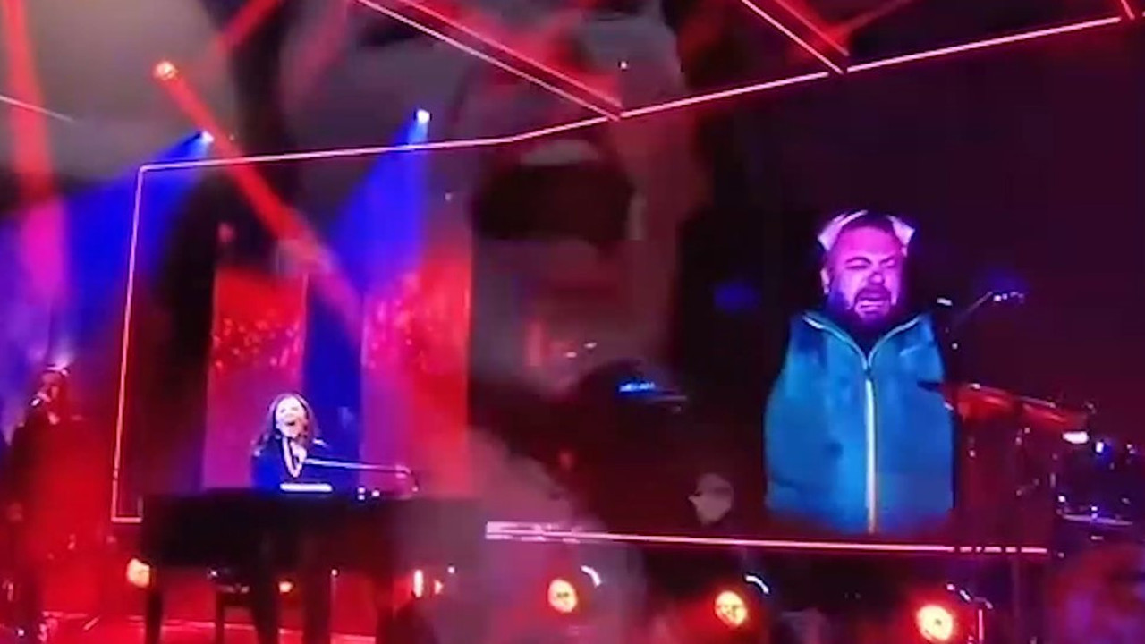 Depremde yakınlarını kaybeden şarkıcı Karsu söyledi Hollanda televizyonları canlı yayınladı. ''Gönlüm hep seni arıyor neredesin sen''