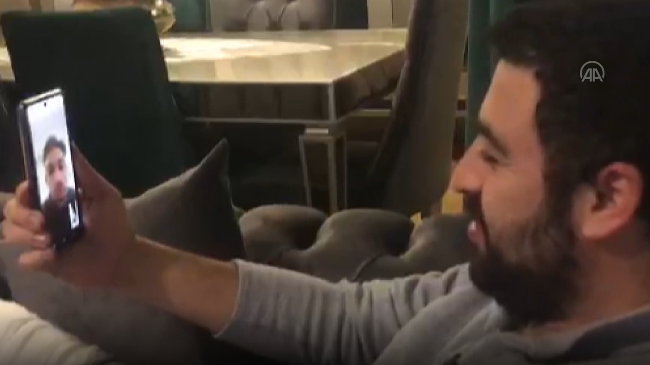 İrfan Can Kahveci'den depremzedeye destek telefonu. Fenerbahçe marşı ile hayatta kalmıştı