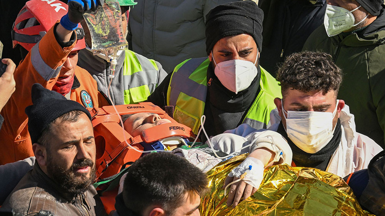 11. günde bir mucize daha. 17 yaşındaki Aleyna sağ çıkarıldı