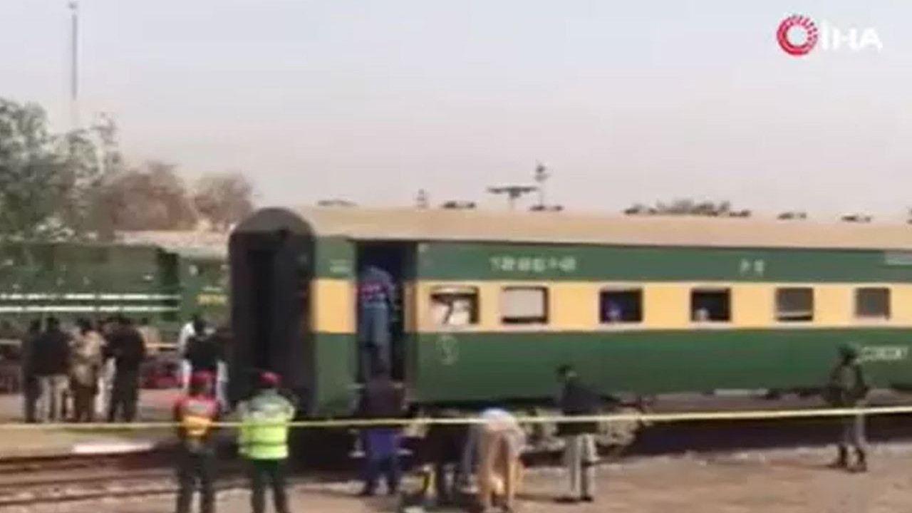 Pakistan'da trende patlama: 1 ölü, 4 yaralı