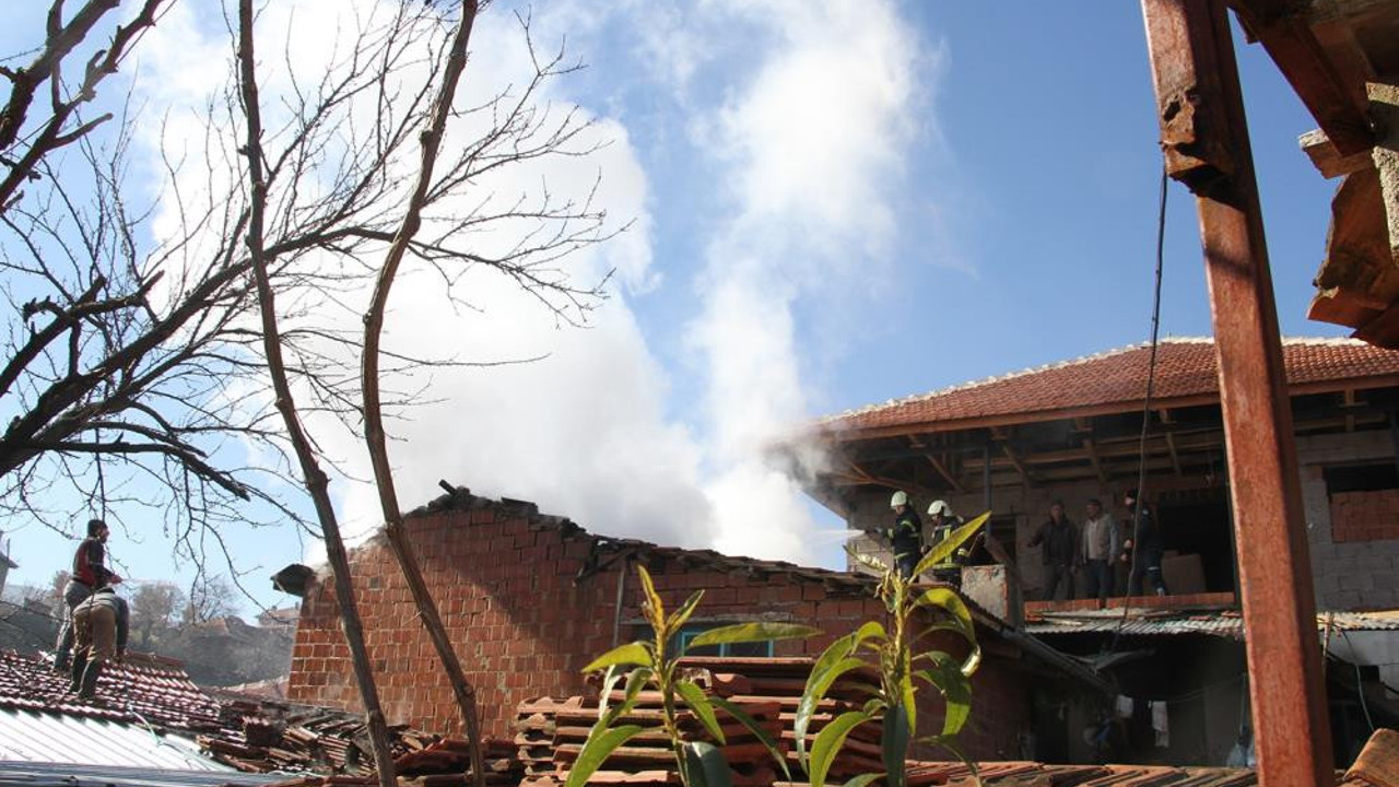Doktora diye evden çıkan kadının evi yandı