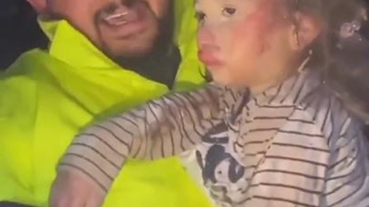 Enkazdan çıkarılan çocukla sosyal medyada şov yapmıştı. Minik Azra hayatını kaybetti