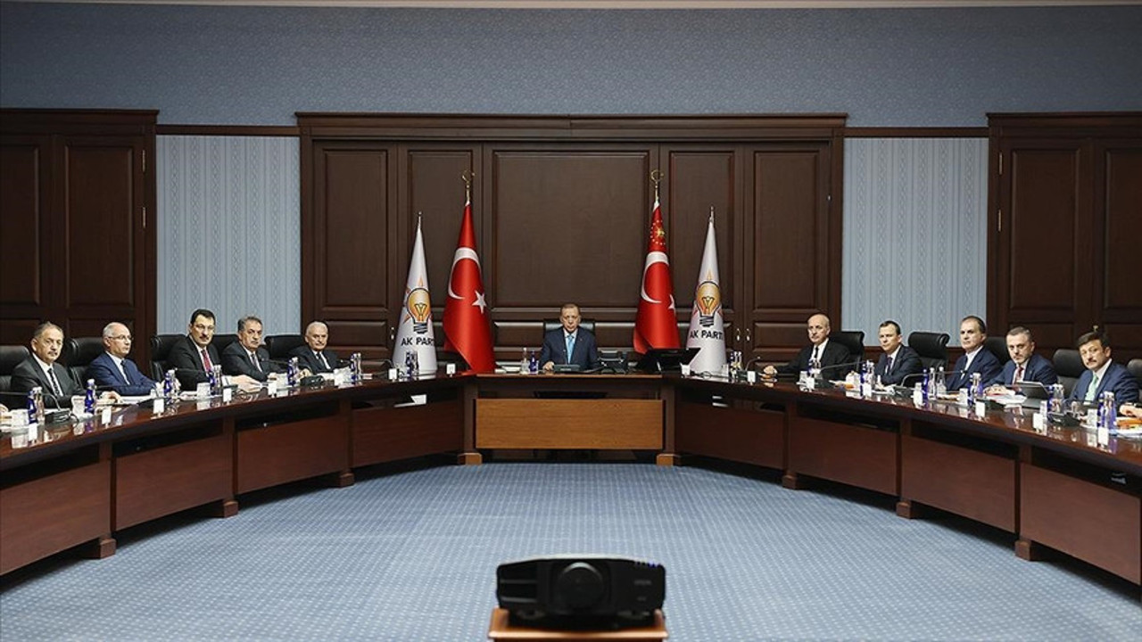 Erdoğan’ın gözde müteahhidinin deprem sonrası AKP MYK’ya katıldığı ortaya çıktı. Toplantıda ‘bağış talimatı' almış