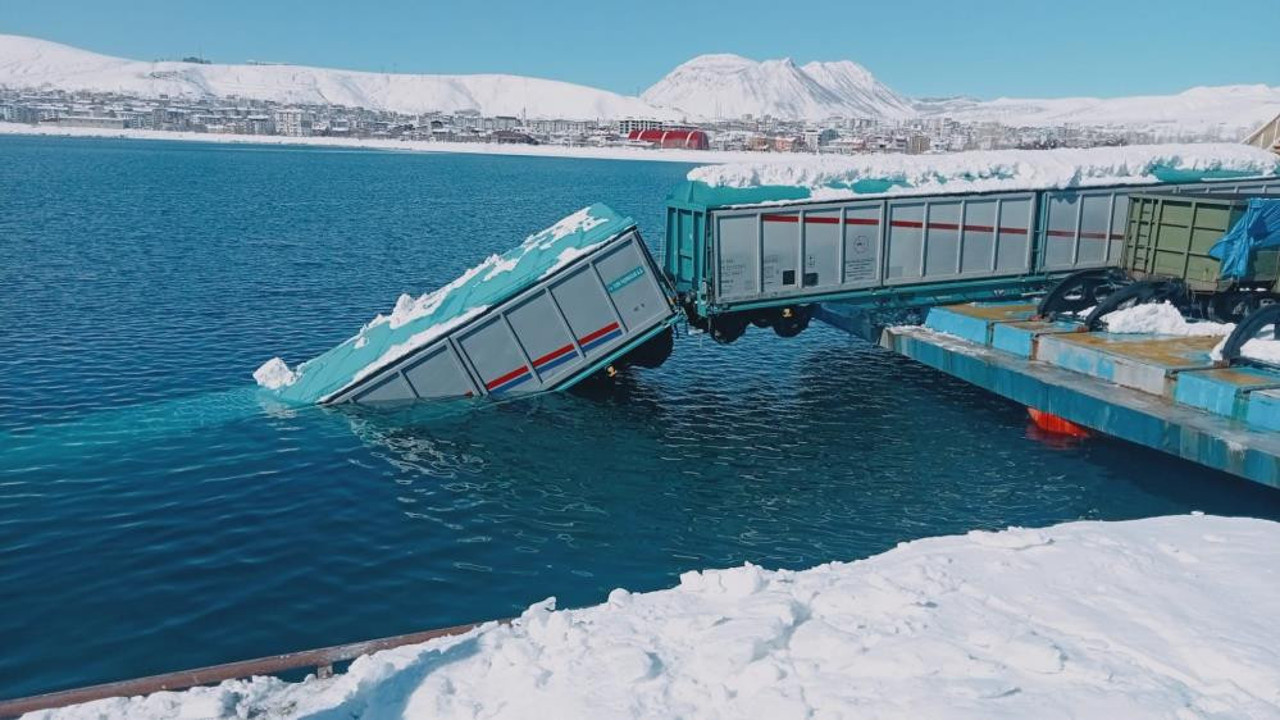 Vagon feribottan göle düştü