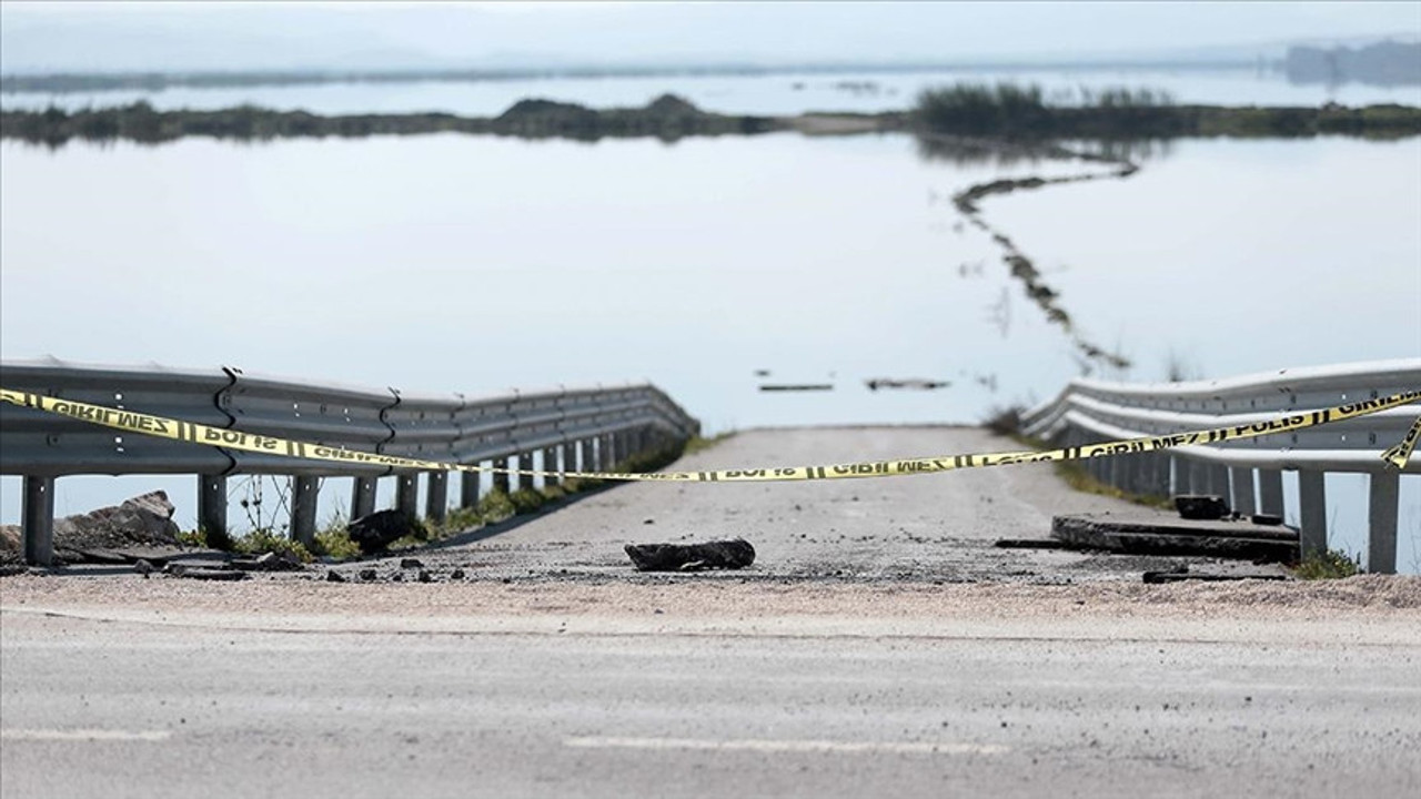 Karasu deresi taştı çevredeki tarım arazileri su altında kaldı