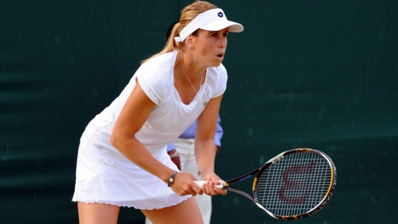 Ünlü tenisçi yardım için raketini sattı