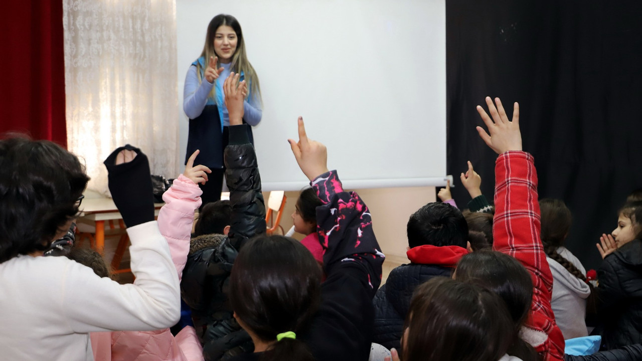 Depremzede çocuklara psikolojik destek