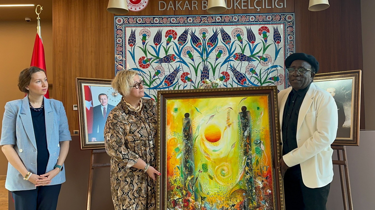 Senegalli ressam, depremzedeler için bir eserini bağışladı