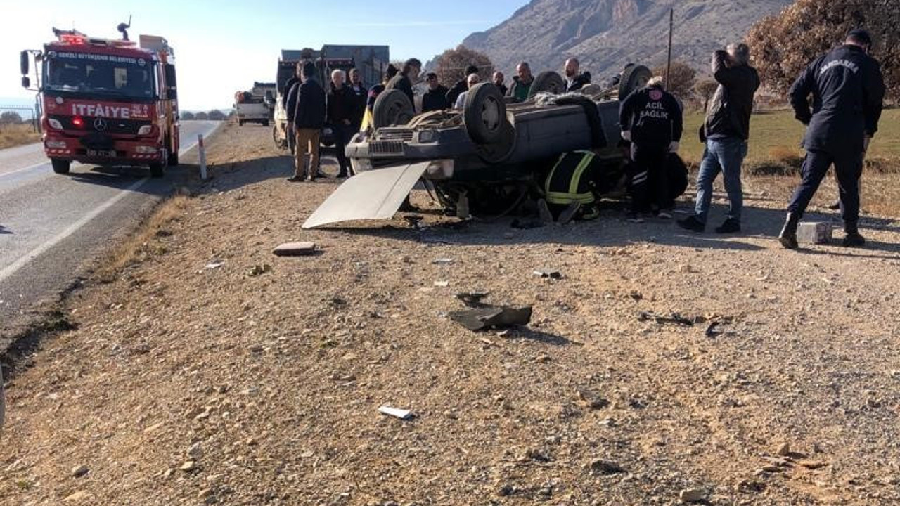 Lastiği patlayan otomobil kontrolden çıktı: 2 yaralı (17 Şubat 2023)