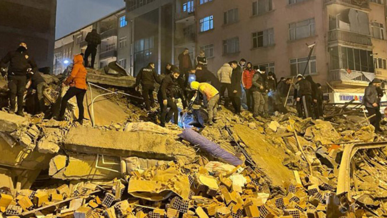 Deprem bölgesinde arama-kurtarma faaliyeti durduruldu iddiasına iktidardan yanıt. Fuat Oktay açıkladı