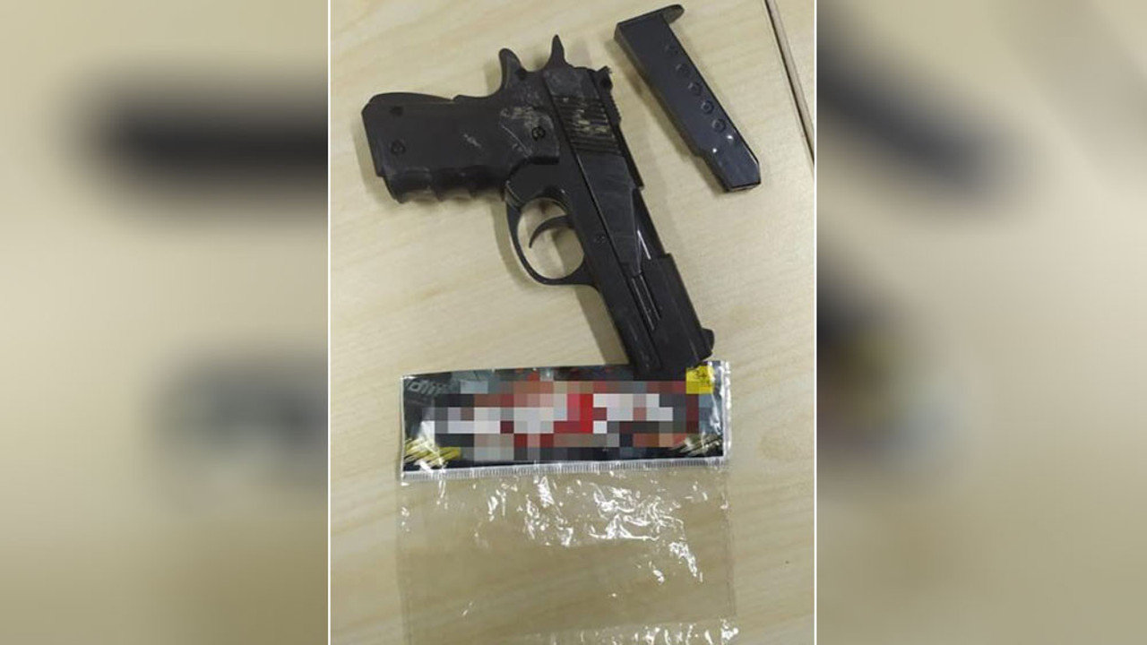 Oyuncak silahla kuyumcu soymaya çalıştılar ellerini yüzlerine bulaştırdılar