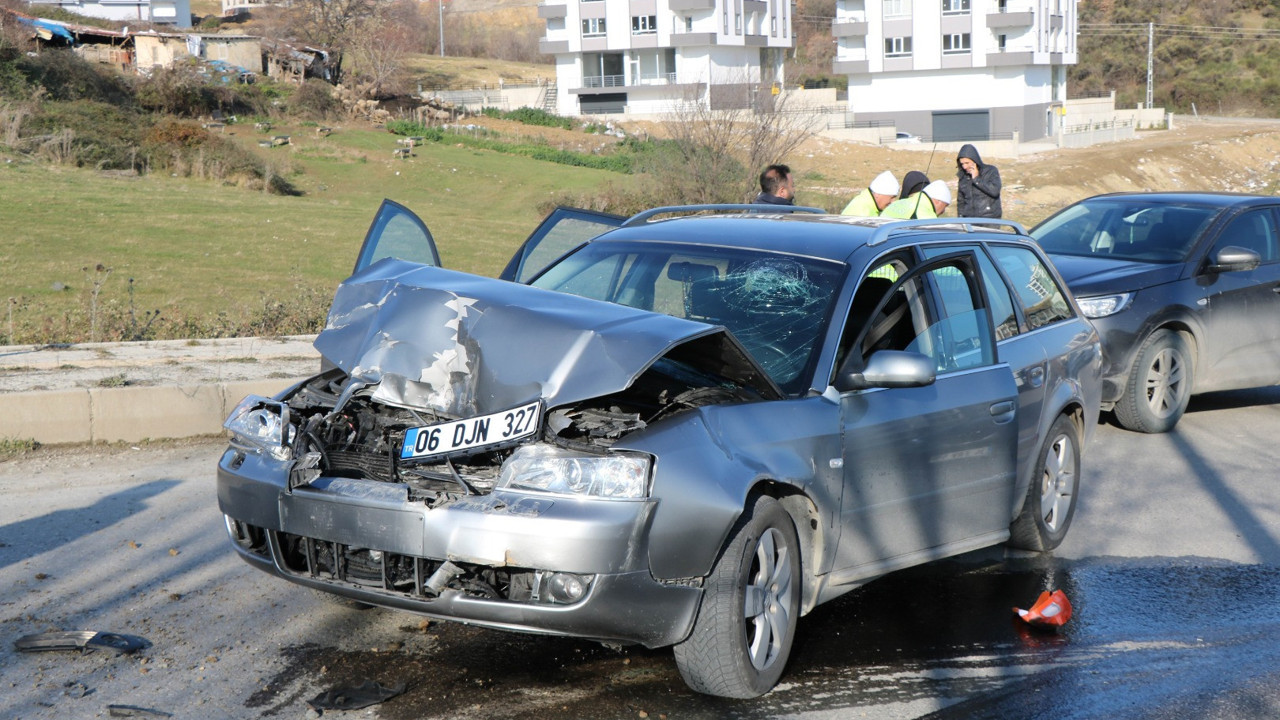 Otomobil iş makinesine çarptı: 1 yaralı