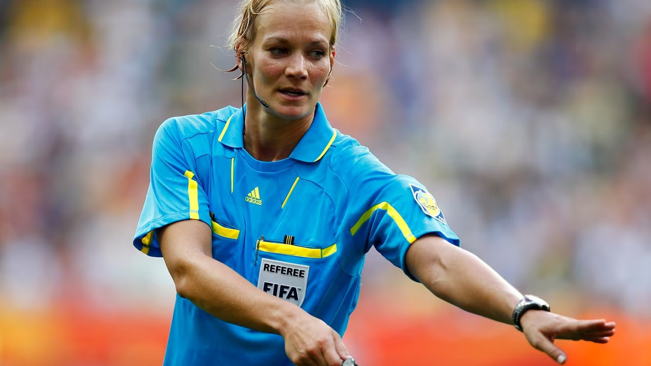 Niemeyer'e pembe kart gösteren kadın hakem Bundesliga'da